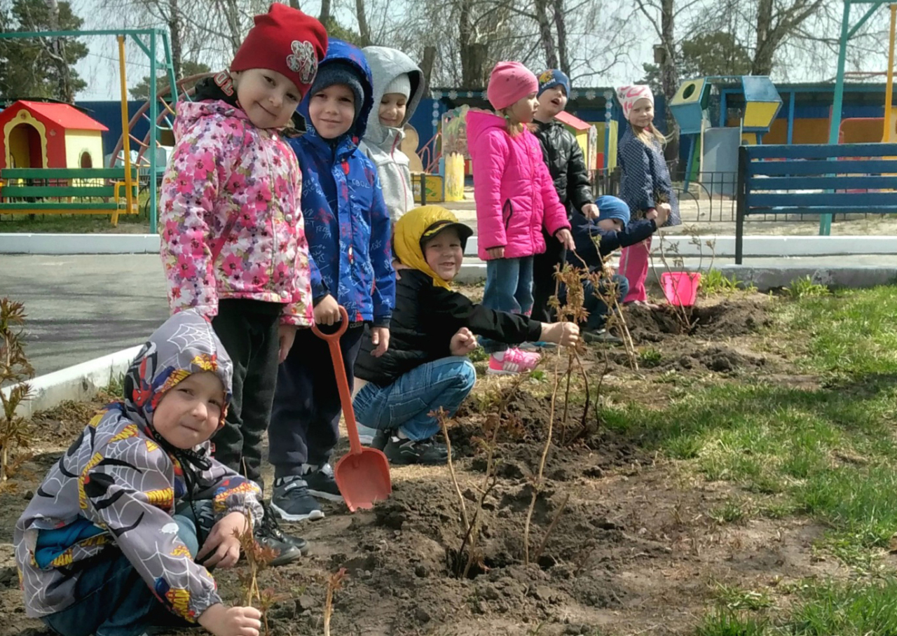 9 мая дерево. День экологии. Акция посади дерево. Сажаем деревья в село Казанбаш дети. Всероссийский день посадки леса 2022.