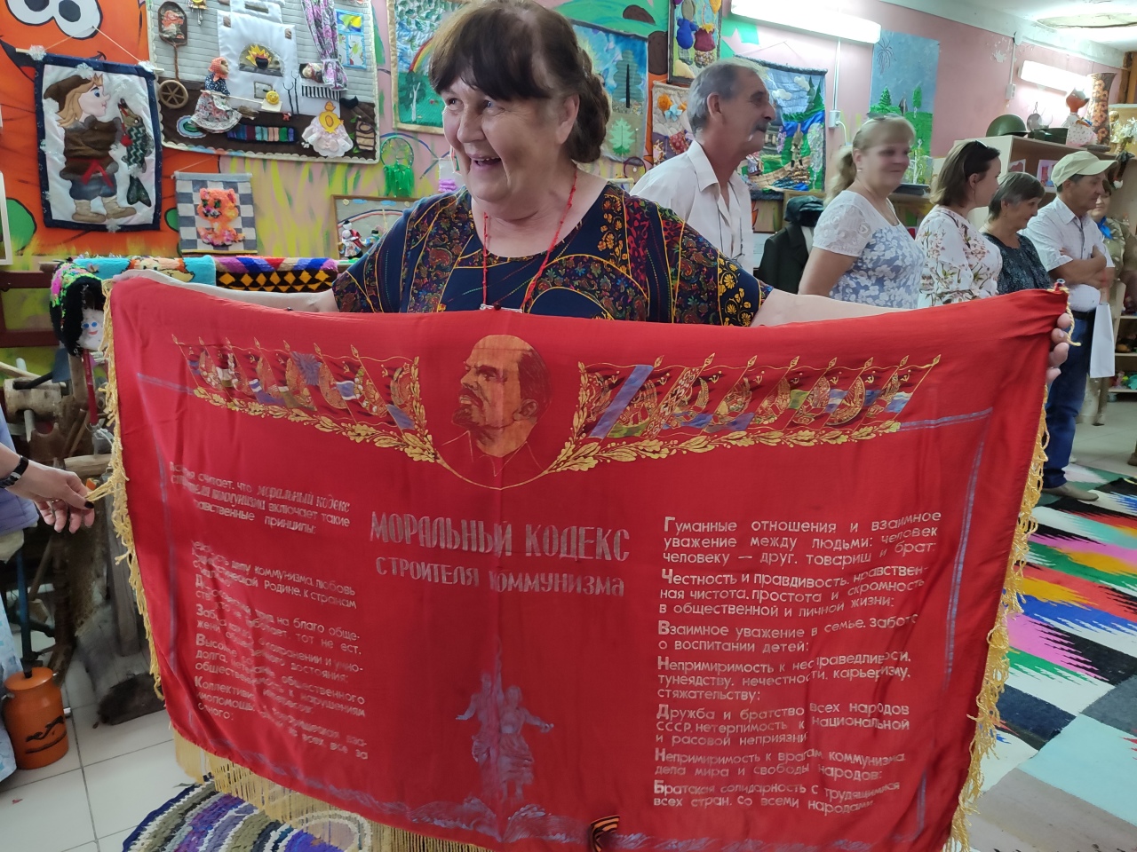 В музее Онохино хранится «Моральный кодекс строителя коммунизма», отпечатанный на красном полотнище.